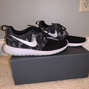 Nike Patterned Roshes